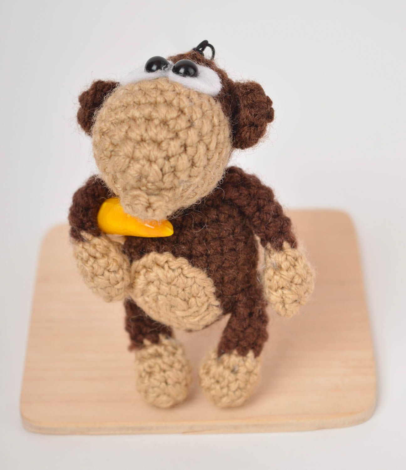 Porte-clés singe avec banane Porte-clés fait main tricoté Accessoire enfant photo 5
