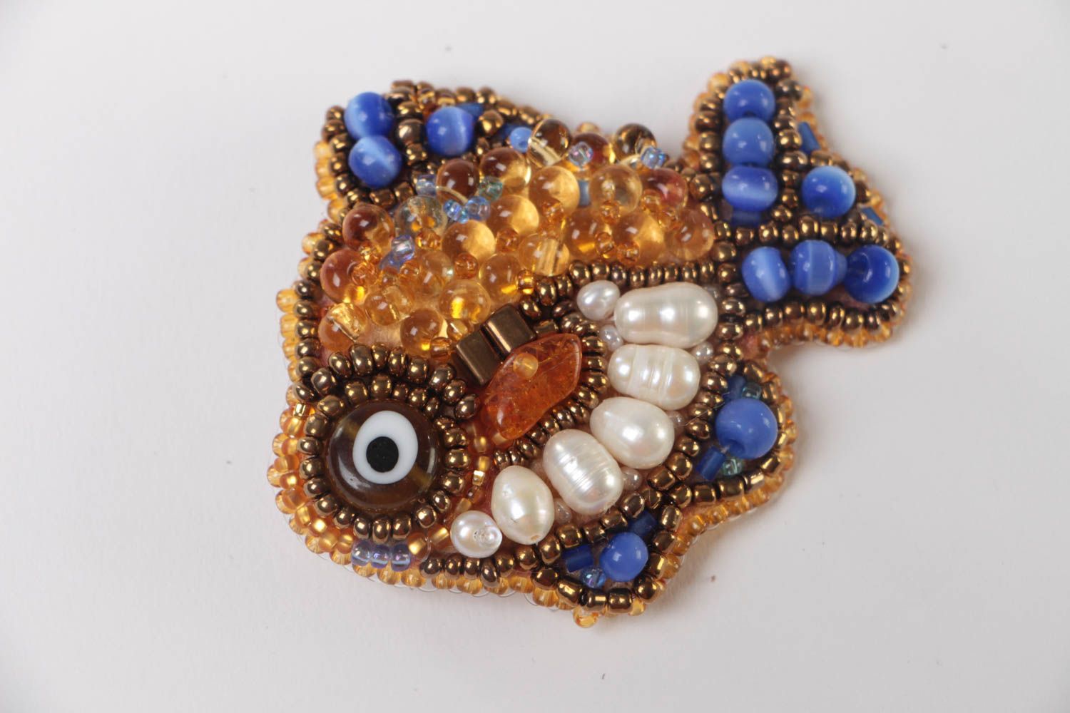 Broche artesanal original de cuentas checas y perlas de río con forma de pez  foto 2