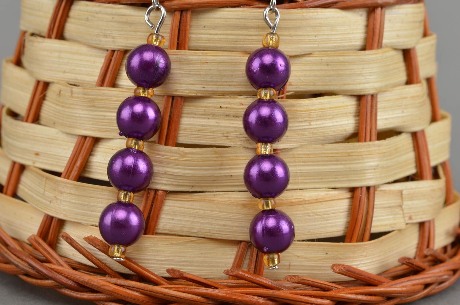 Boucles d'oreilles en perles rondes violettes faites main longues originales photo 1