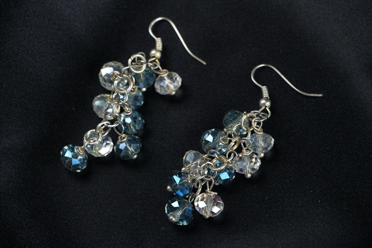 Glänzende Ohrringe mit Kristallen  foto 1