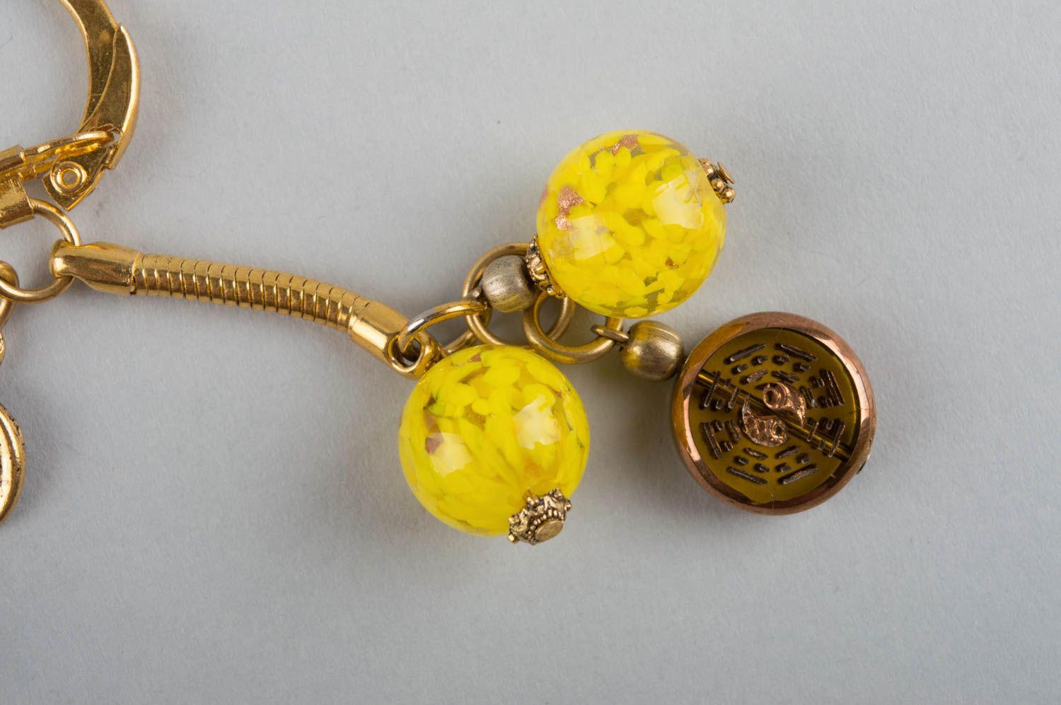 Porte-clés en verre de Murano et laiton jaune avec breloques fait main  photo 5