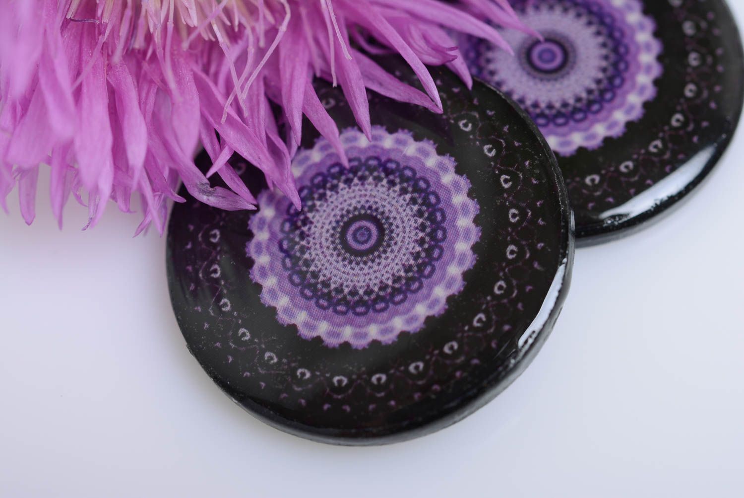 Boucles d'oreilles en pâte polymère rondes noires à motif violet faites main photo 2