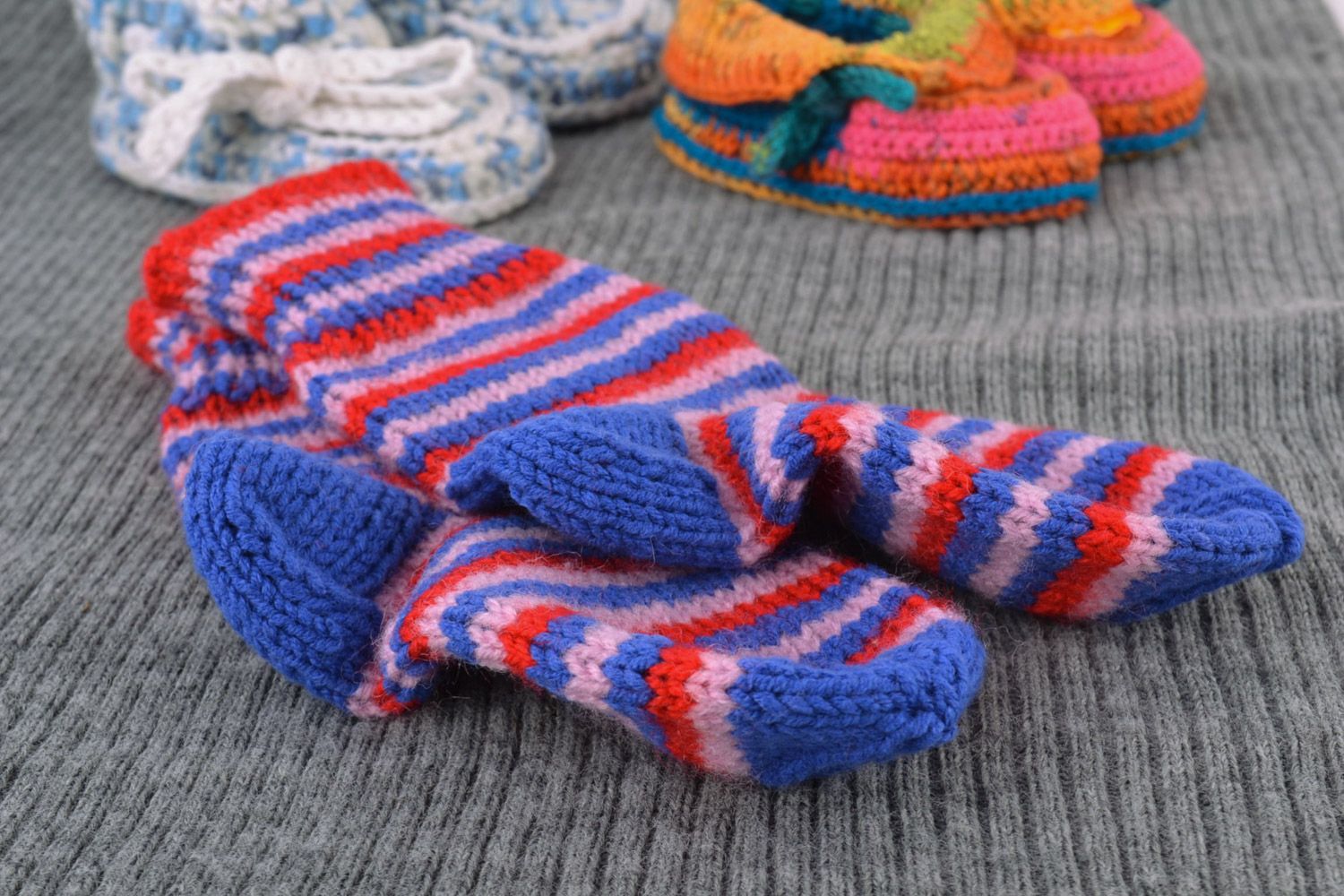 Chaussettes pour bébé tricoté en demi-laine faites main rayées multicolores photo 1