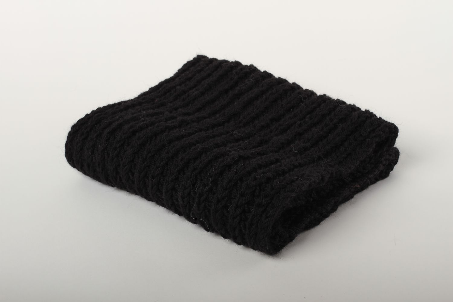 Écharpe noire faite main Vêtement femme en laine chaude d'hiver Idée cadeau photo 3