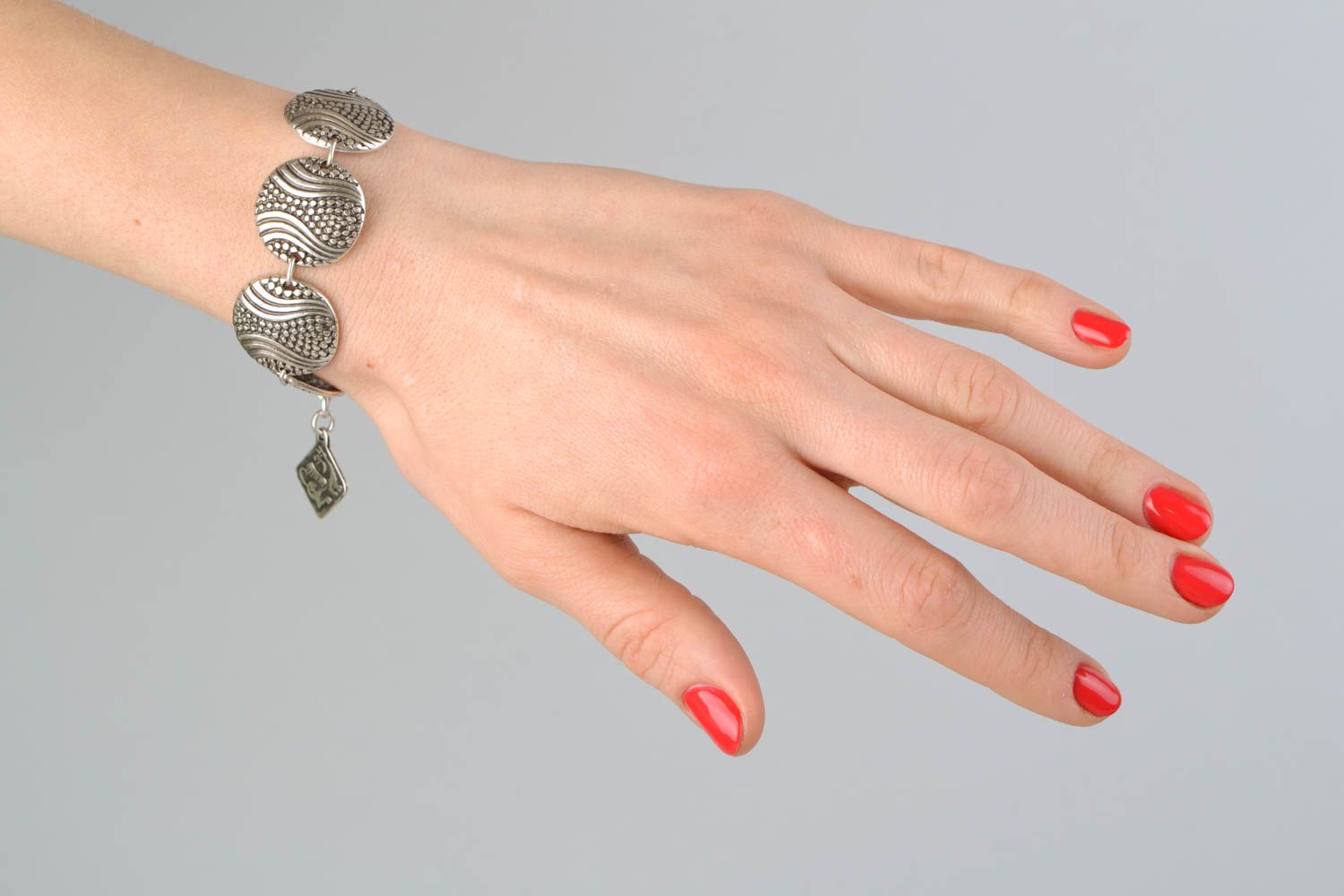 Large bracelet en métal coulé original fait main style ethnique pour femme photo 2