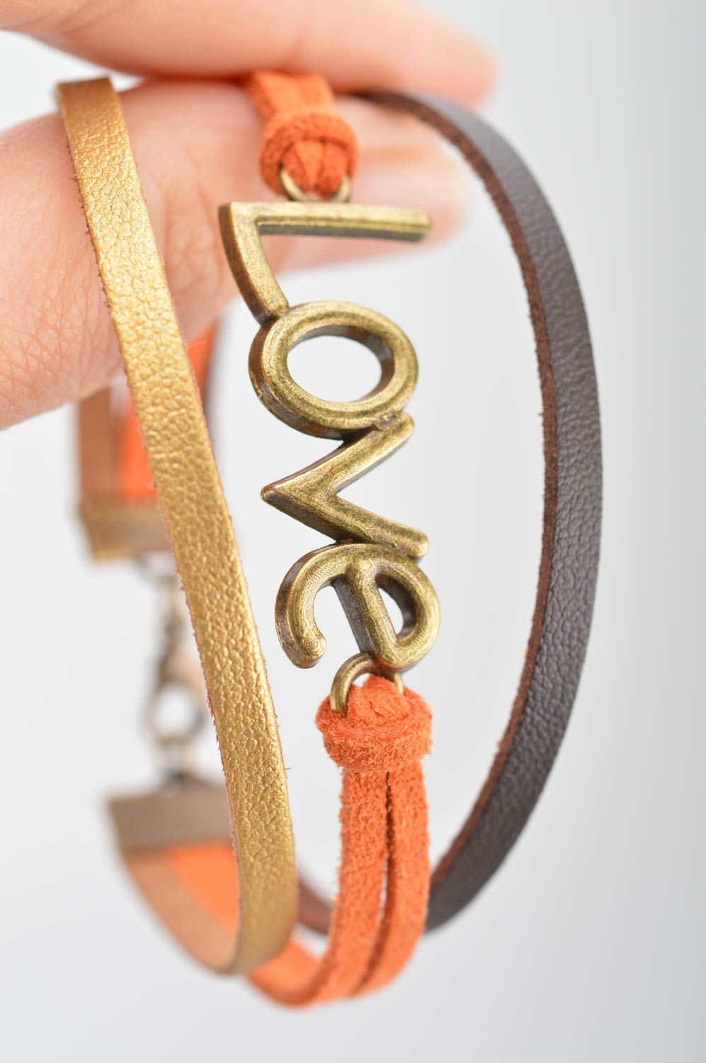 Bracelet en lacets de daim et de cuir tricolore fait main avec mot love en métal photo 3
