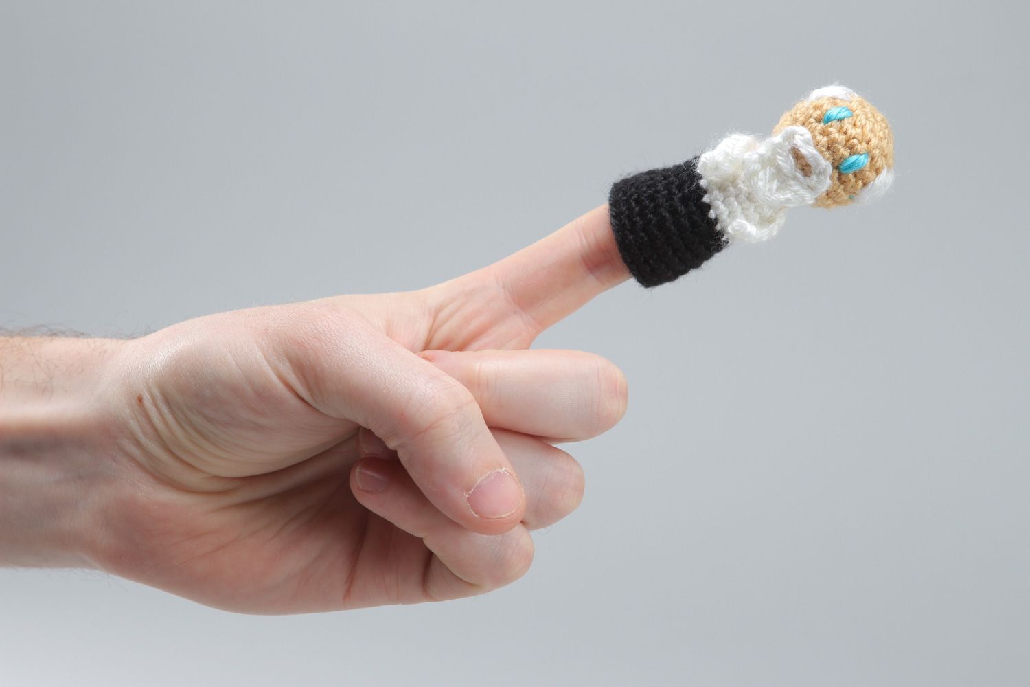 Petite marionnette à doigt grand-père tricotée au crochet faite main originale photo 4