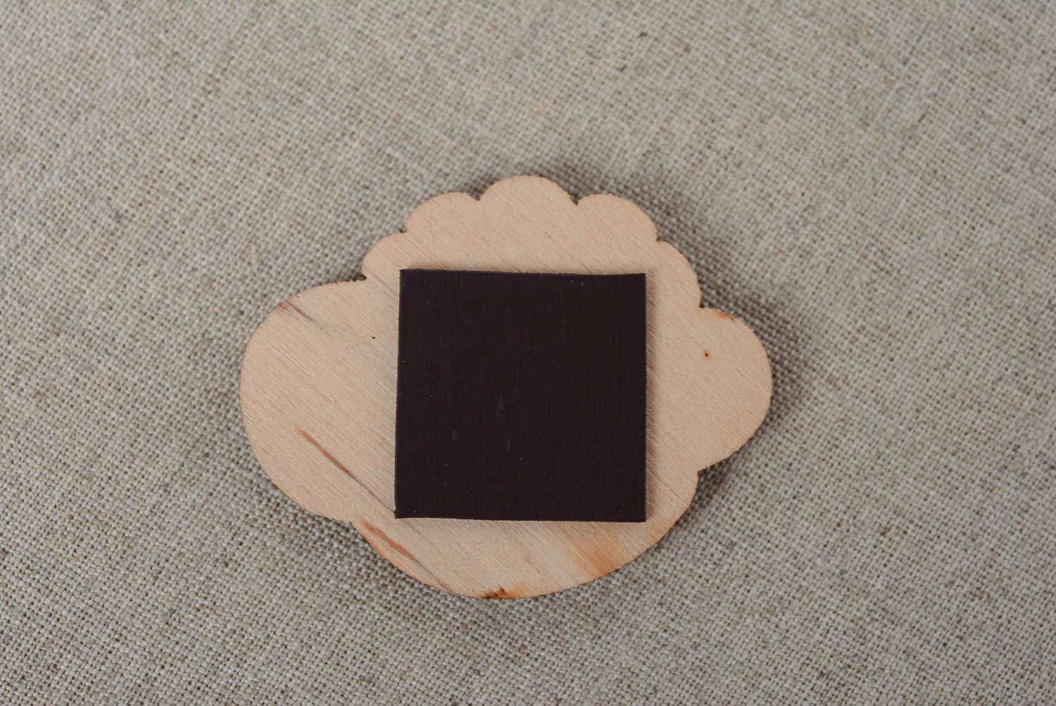Kleiner Magnet aus Rohholz  foto 2