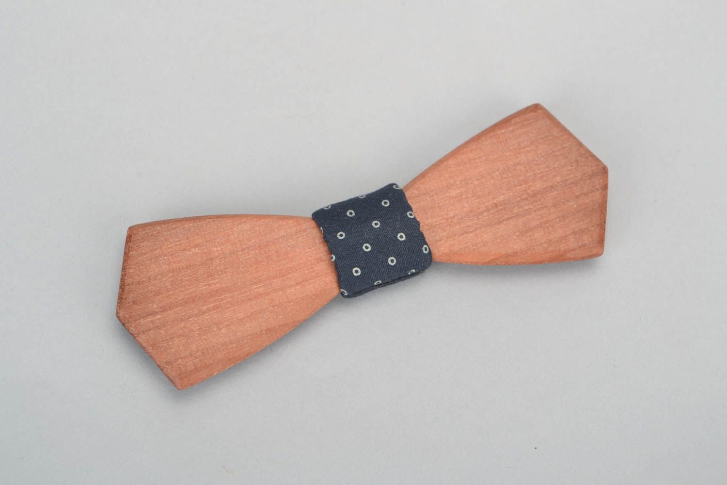 Деревянный галстук-бабочка из тика фото 1