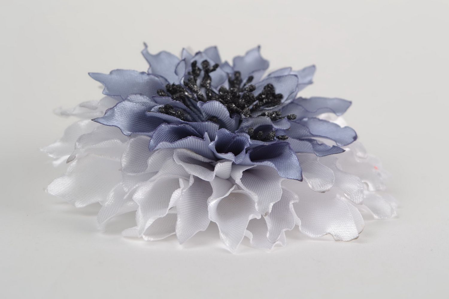 Origineller Blumen Haargummi aus Atlasbändern Aster künstlerische Handarbeit  foto 4