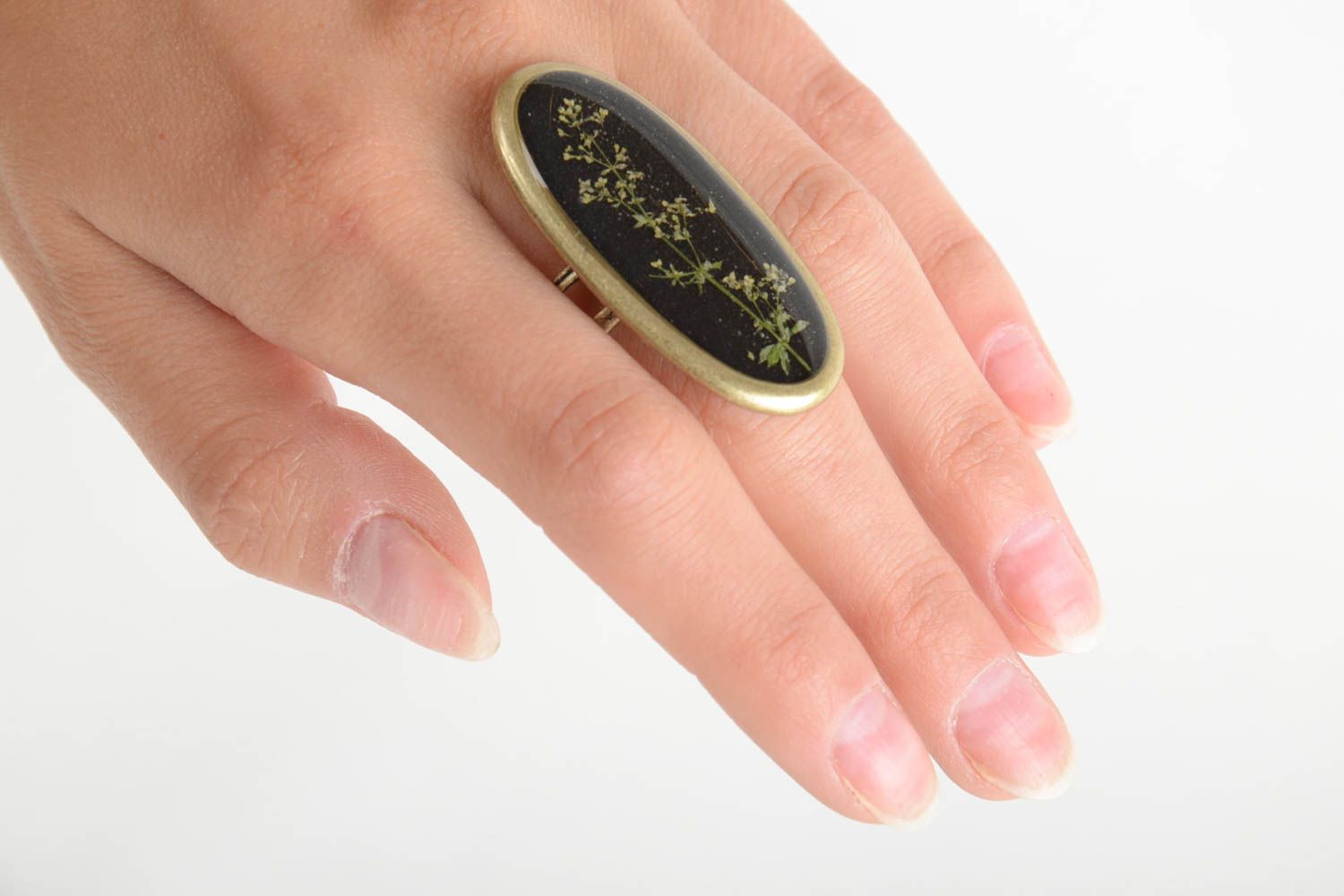 Stilvoller schöner ovaler Blumen Ring mit Epoxidharz schwarz Künstler Handarbeit foto 2