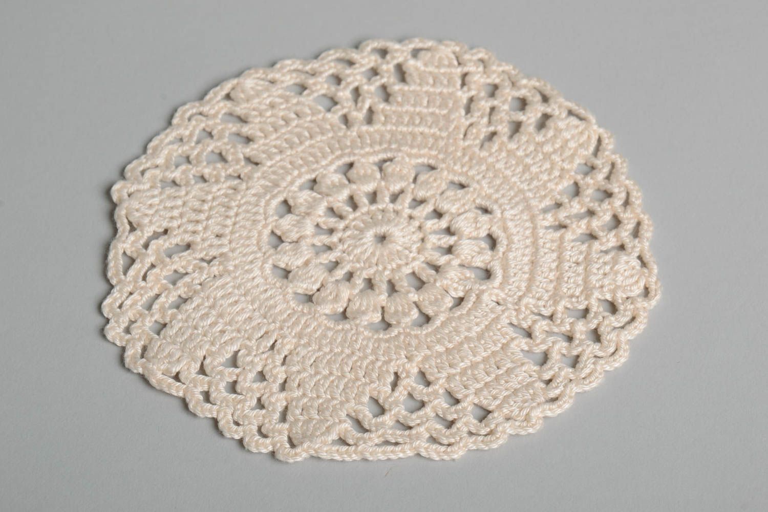 Pequeña servilleta tejida con ganchillo decoración artesanal bordado calado foto 2