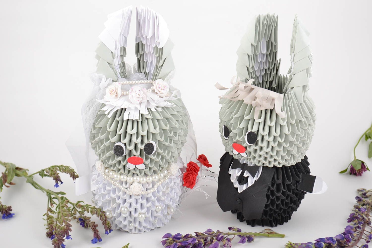 Набор фигурок зайчиков жених и невеста из бумаги в технике оригами ручной работы фото 1