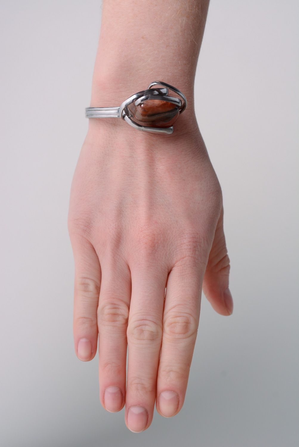 Bracelet en inox étroit fait main à partir de fourchette avec pierre brune photo 3