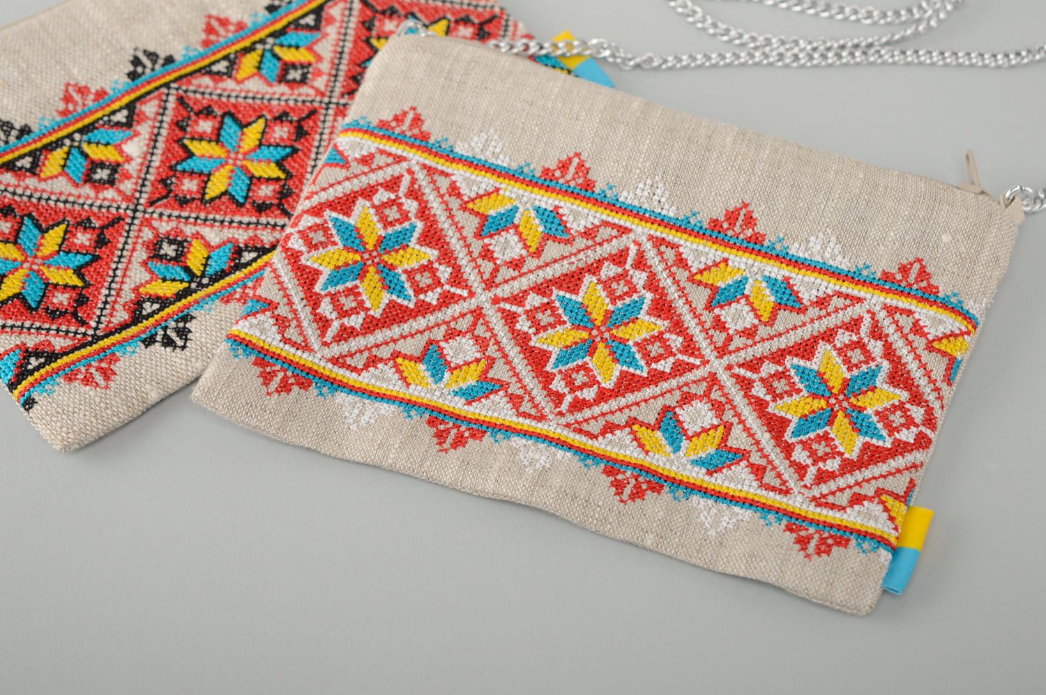 Clutch de tela de lino con bordado étnico en punto de cruz foto 5