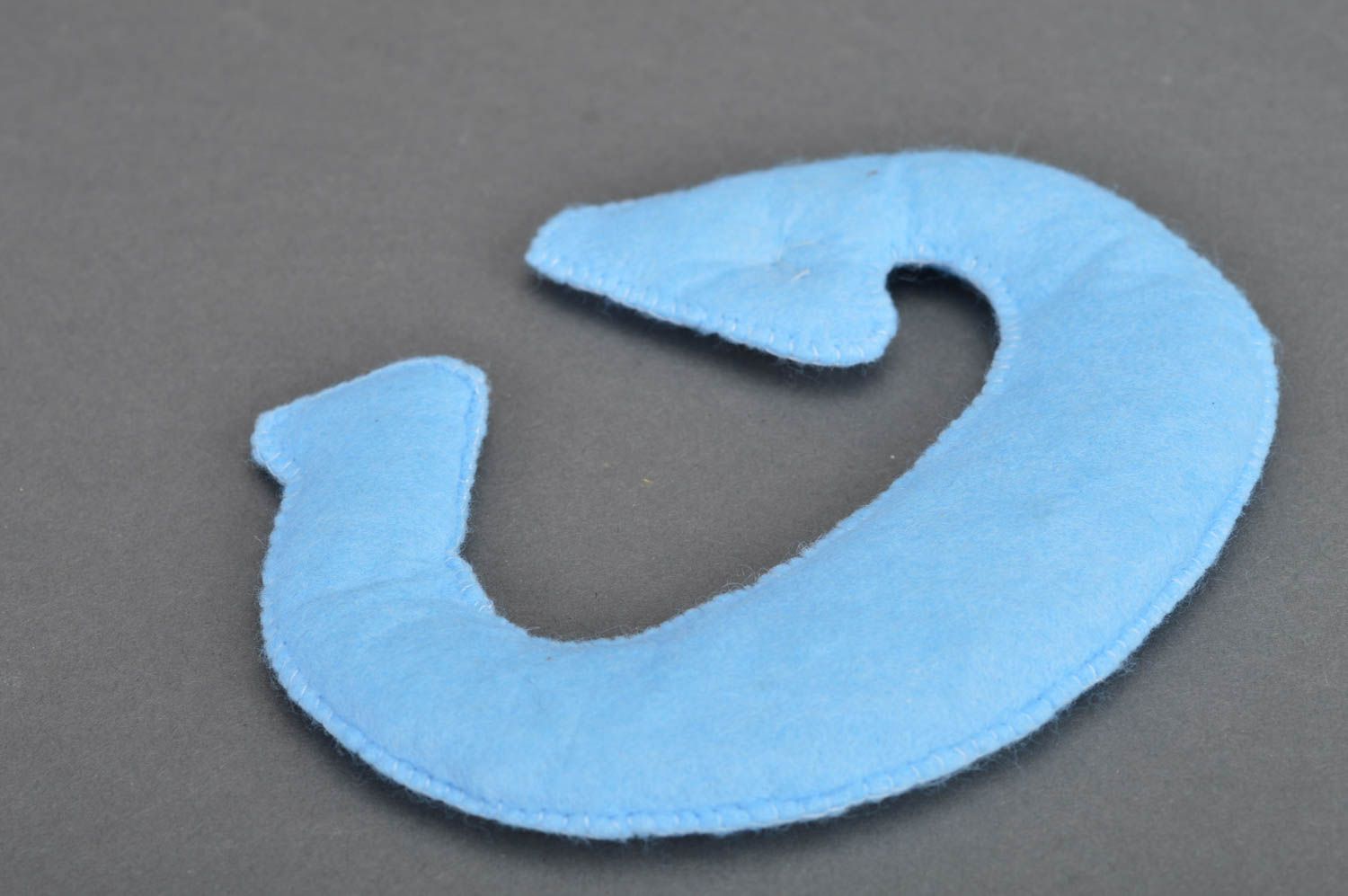 Декоративная буква С из фетра голубая небольшого размера с бусинами хэнд мейд фото 5