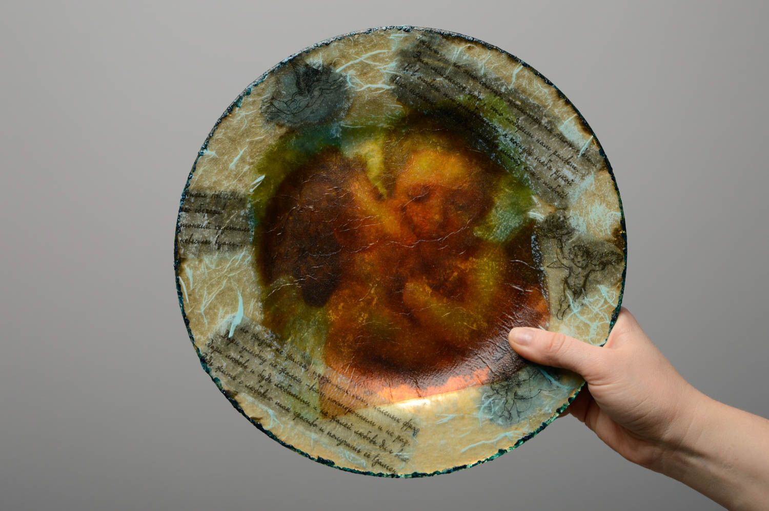 Стеклянная тарелка украшенная в технике декупаж Ангелы фото 3