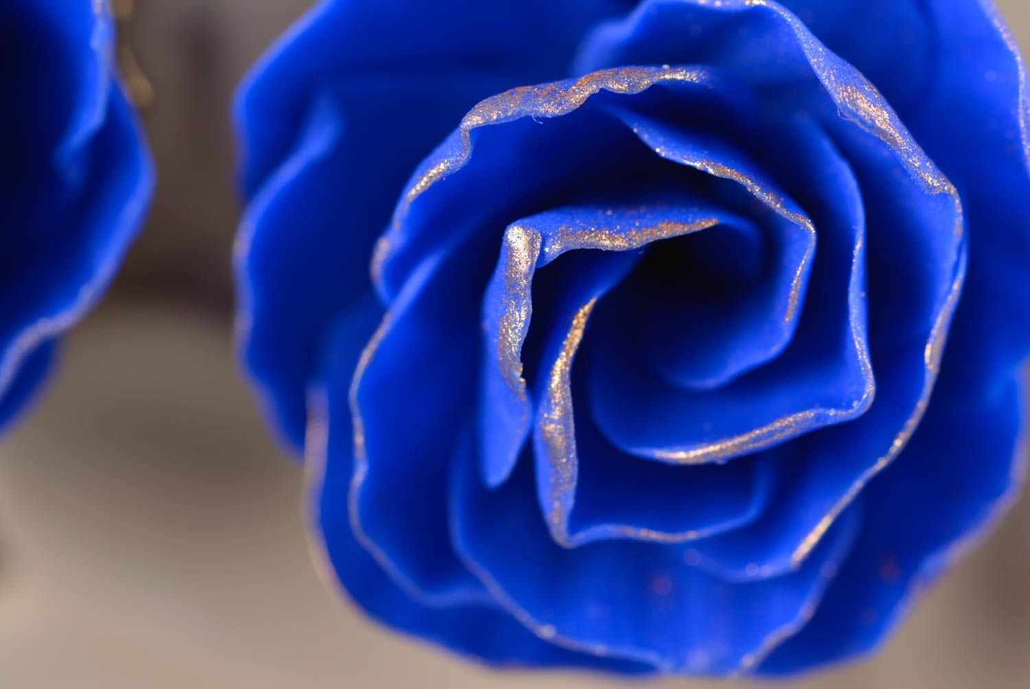 Объемные серьги розы из полимерной глины синие ручной лепки на крючках  фото 3