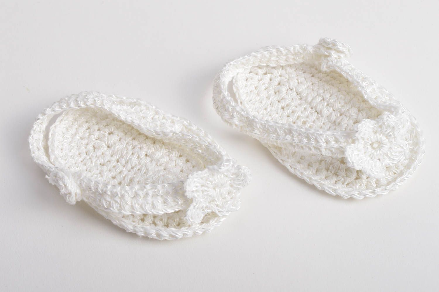 Handgemachte schöne gehäkelte Babyschuhe aus Baumwolle in Weiß Designer  foto 3