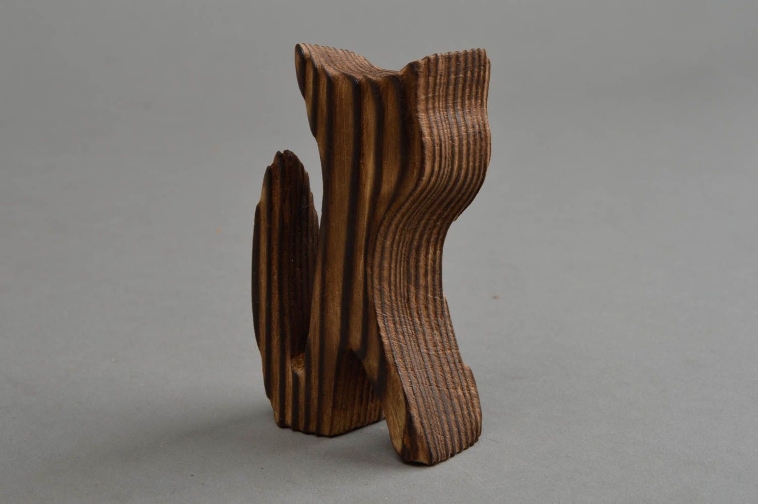 Geschnitzte handgemachte Figurine aus Holz in Form von einer Katze für Deko foto 3