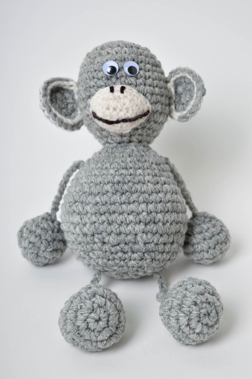 Игрушка обезьянка хенд мейд вязаная мягкая игрушка серая детская игрушка фото 2