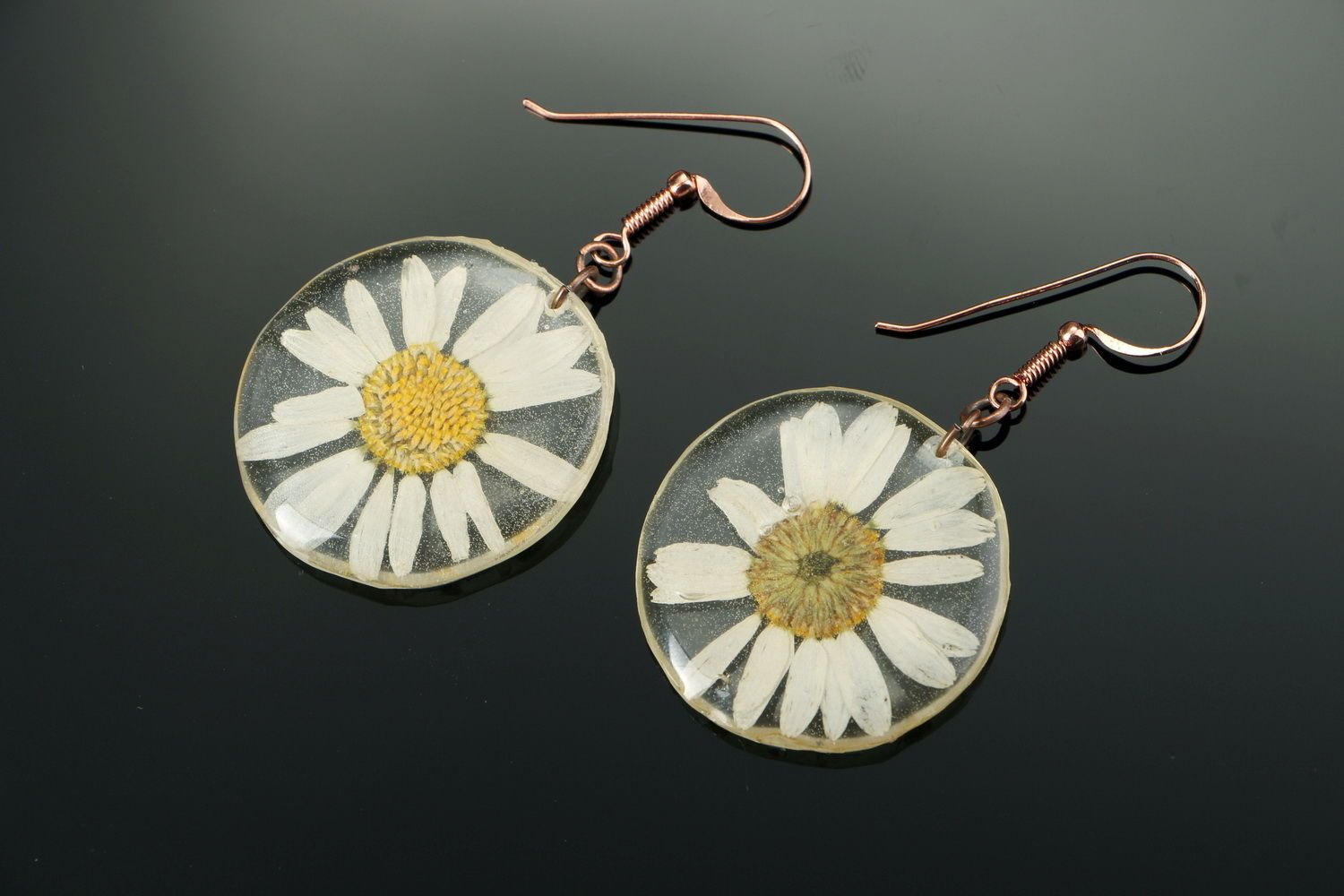 Earrings of daisies covered with epoxy resin photo 2