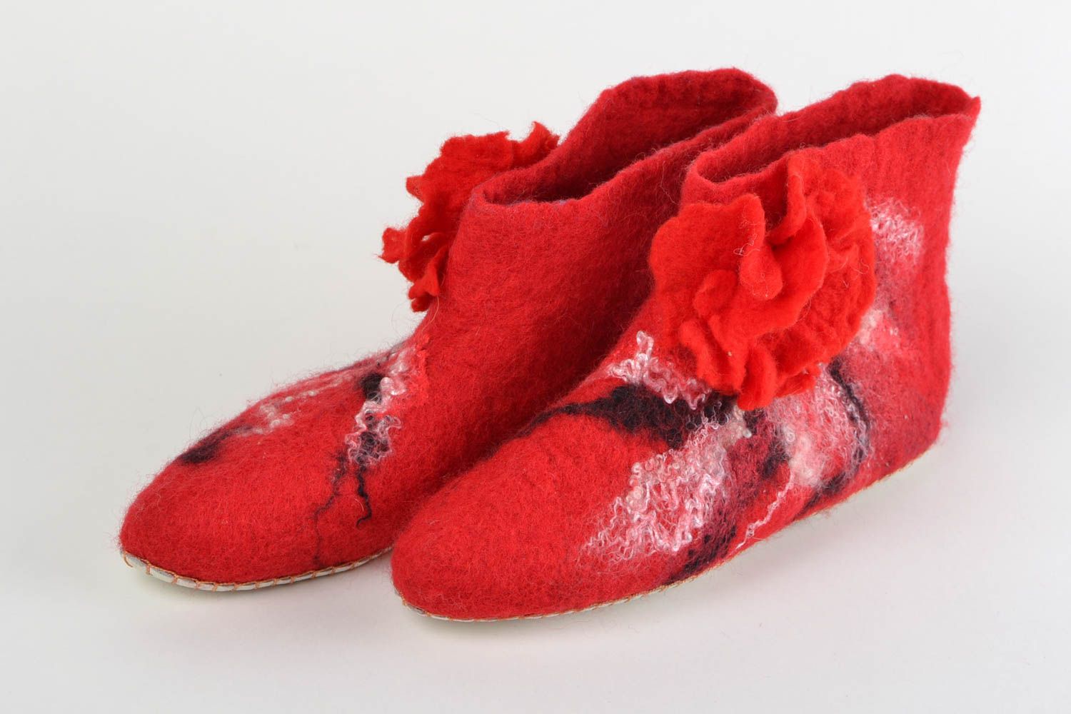 Las zapatillas de casa de lana en técnica de fieltro húmedo artesanales rojas foto 2
