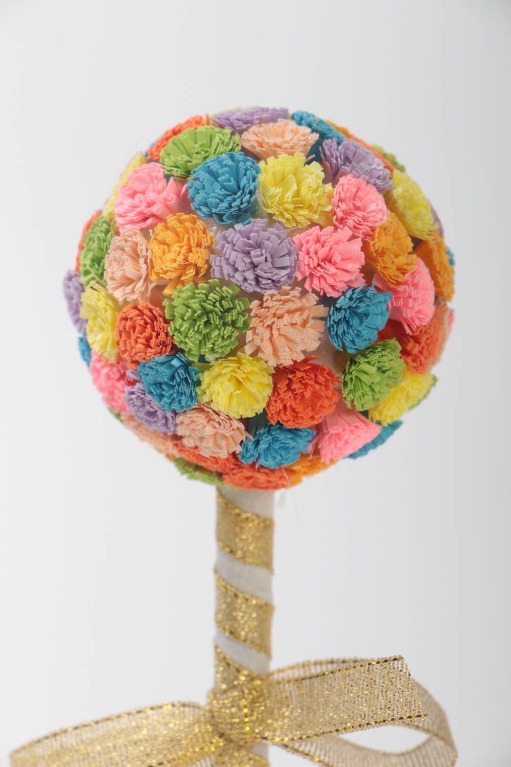 Декоративный разноцветный топиарий ручной работы из сизаля в цветочном горшке фото 3
