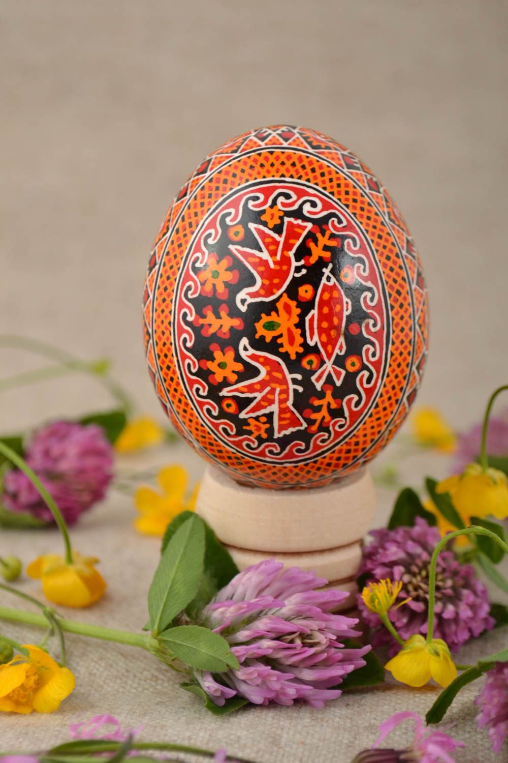 Huevo de Pascua de gallina artesanal pintado a mano con acrílicos con paloma y pez  foto 5