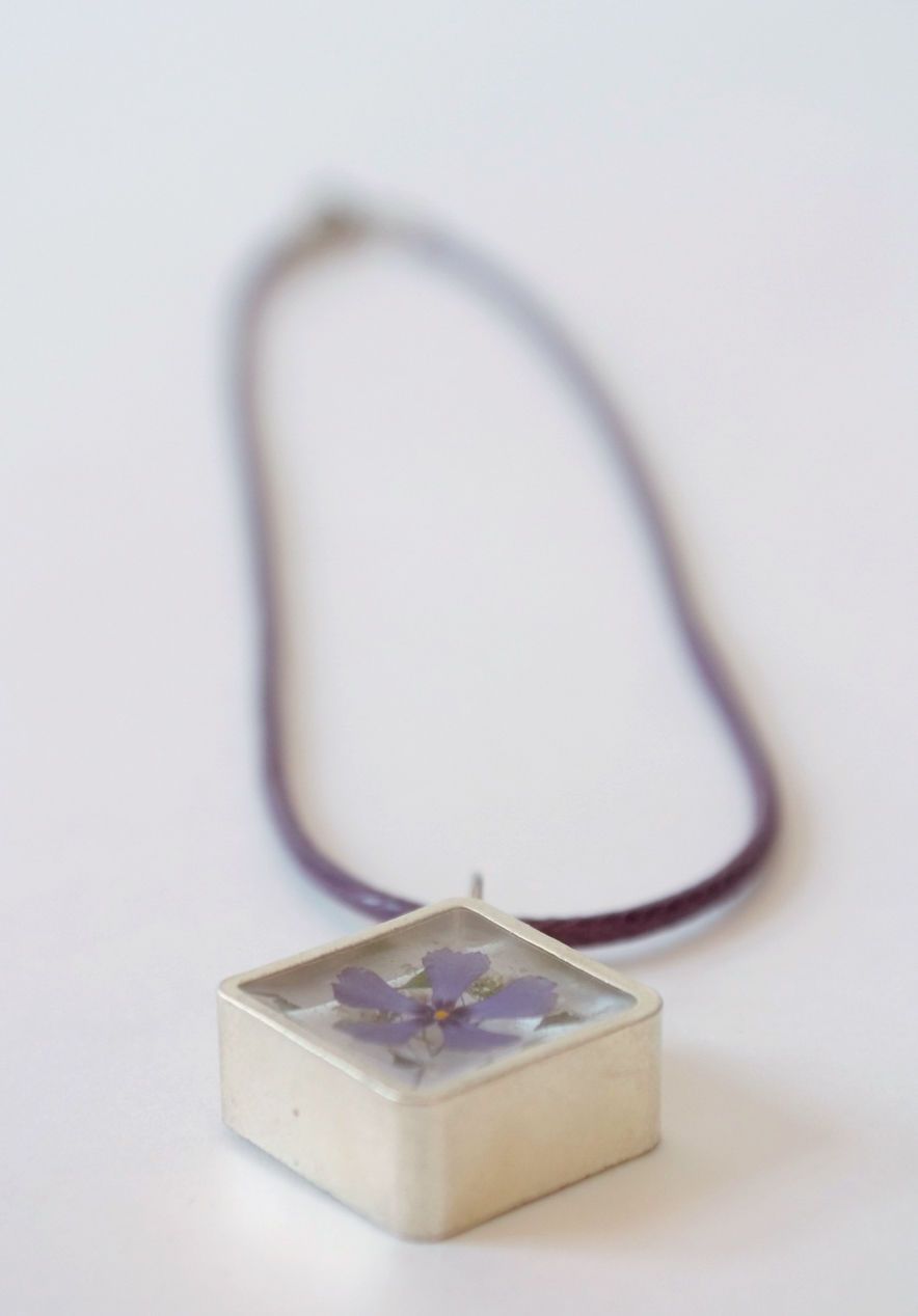 Pendant with flower and epoxy photo 3