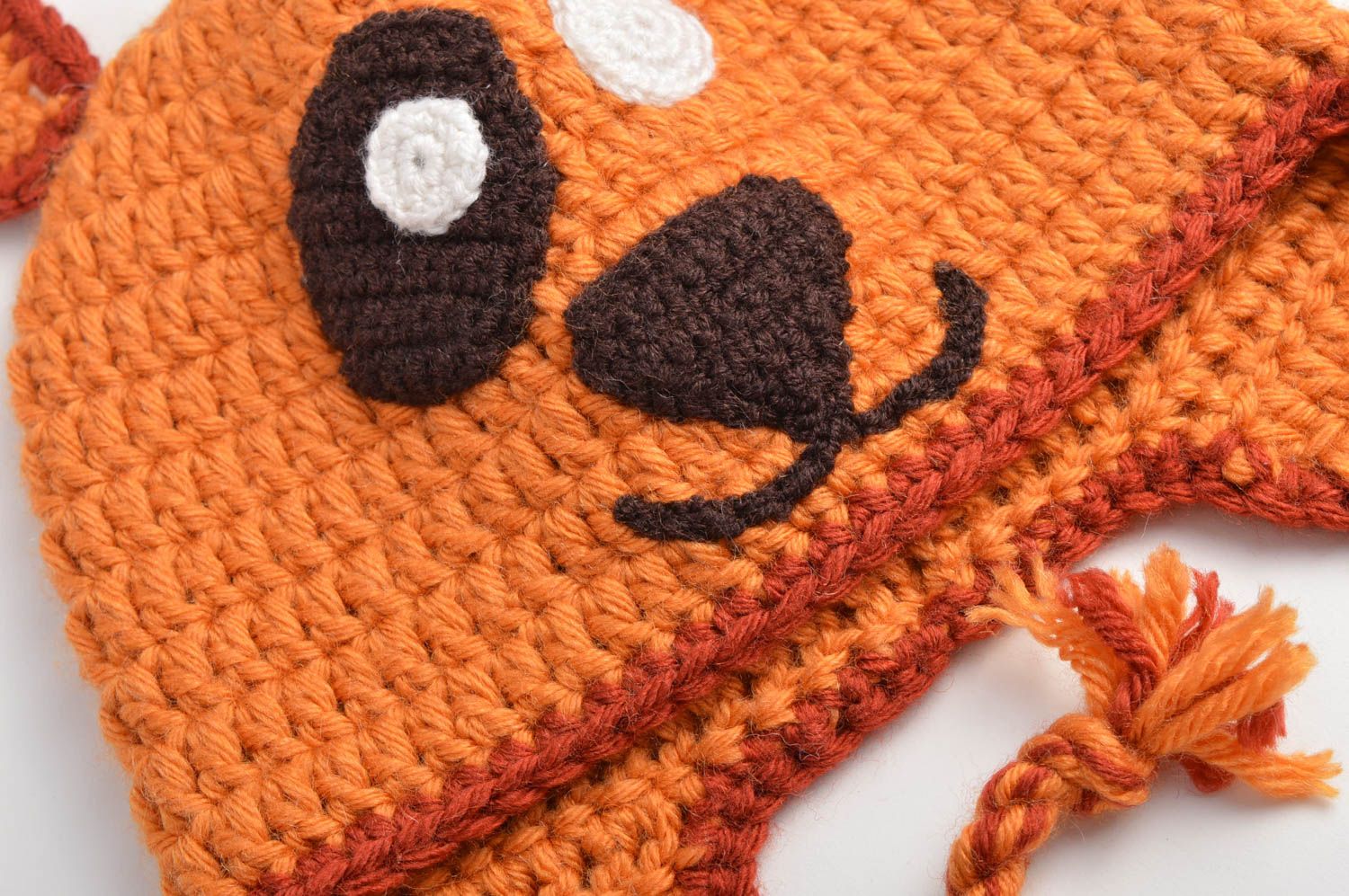 Оранжевая шапка из акрила и шерсти ручной работы на завязках для ребенка фото 5