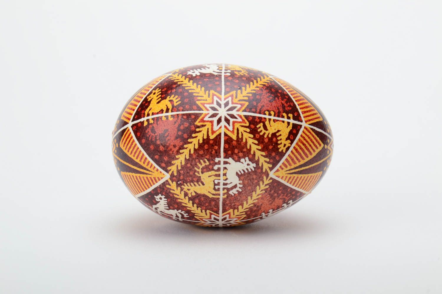 Huevo de Pascua decorativo artesanal pintado a mano con ornamento abundante foto 3