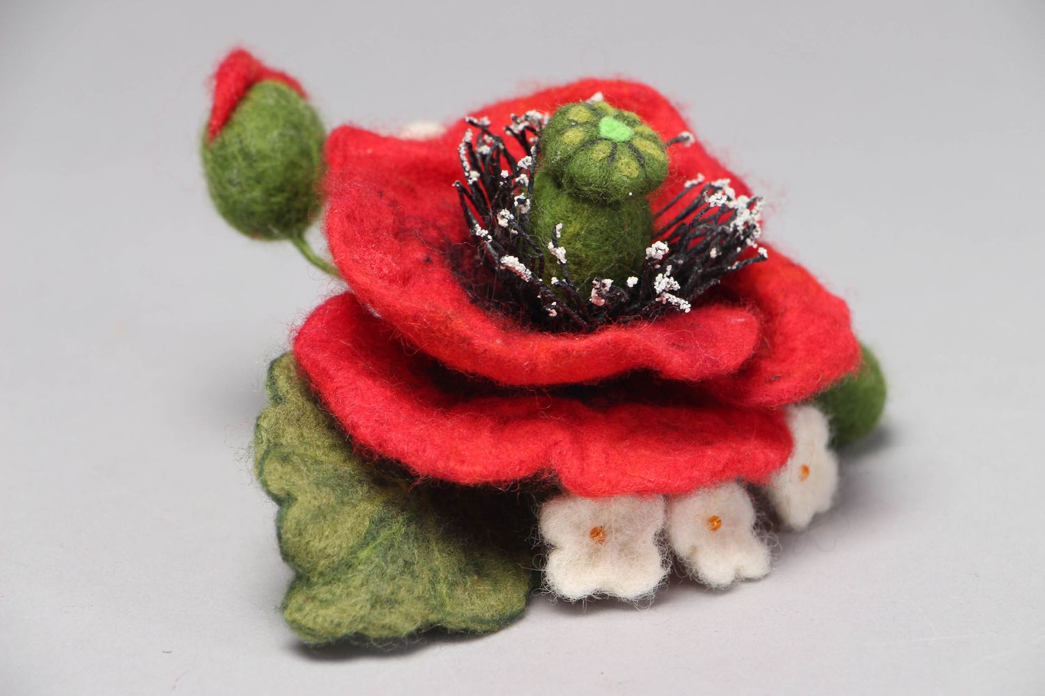 Felted wool hair clip in the shape of poppy photo 2