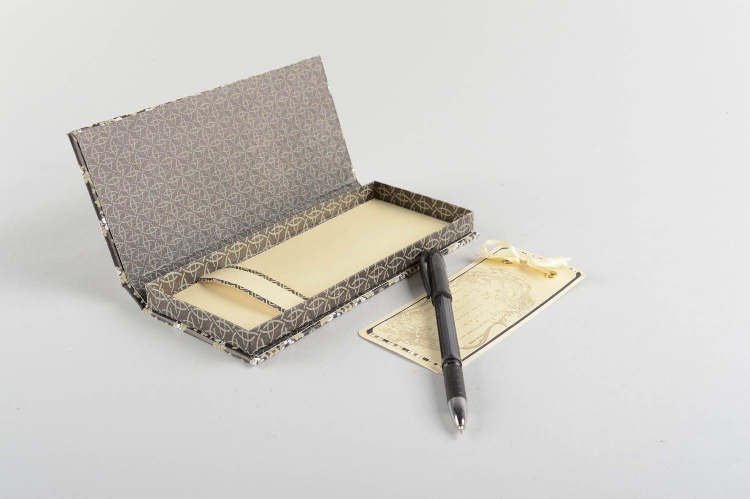 Männliche Schachtel für Geld aus Scrapbooking Papier mit Schlüssel handmade foto 5