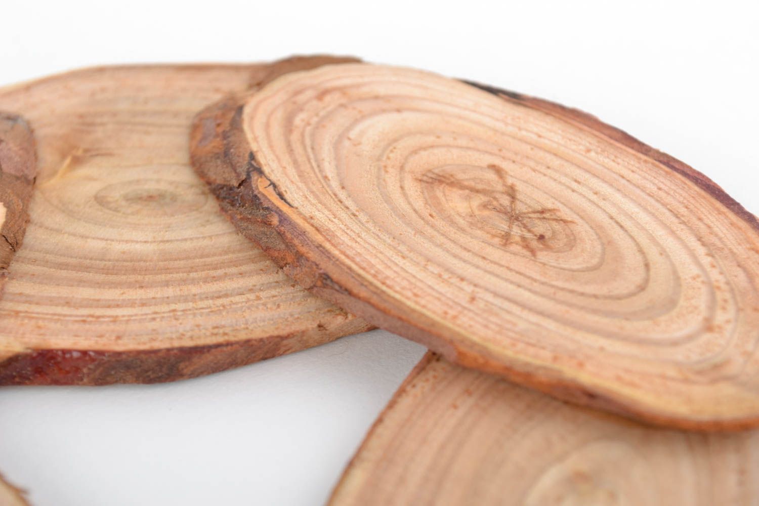 Bequemer kleiner runder Untersetzer aus Holz für heiße Töpfe handmade foto 4