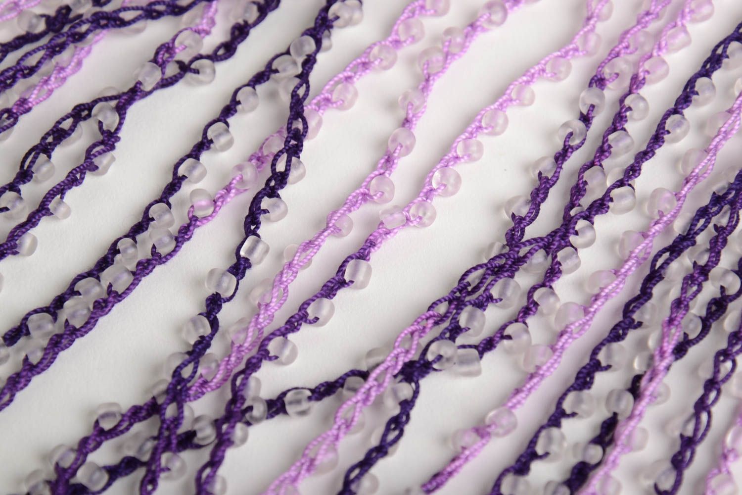 Collar de abalorios voluminoso artesanal trenzado a ganchillo de color violeta foto 5
