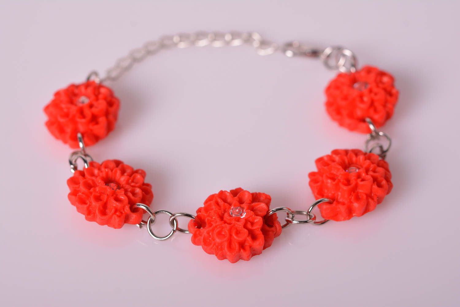 Red clay flowers' chain bracelet for a young girl photo 4