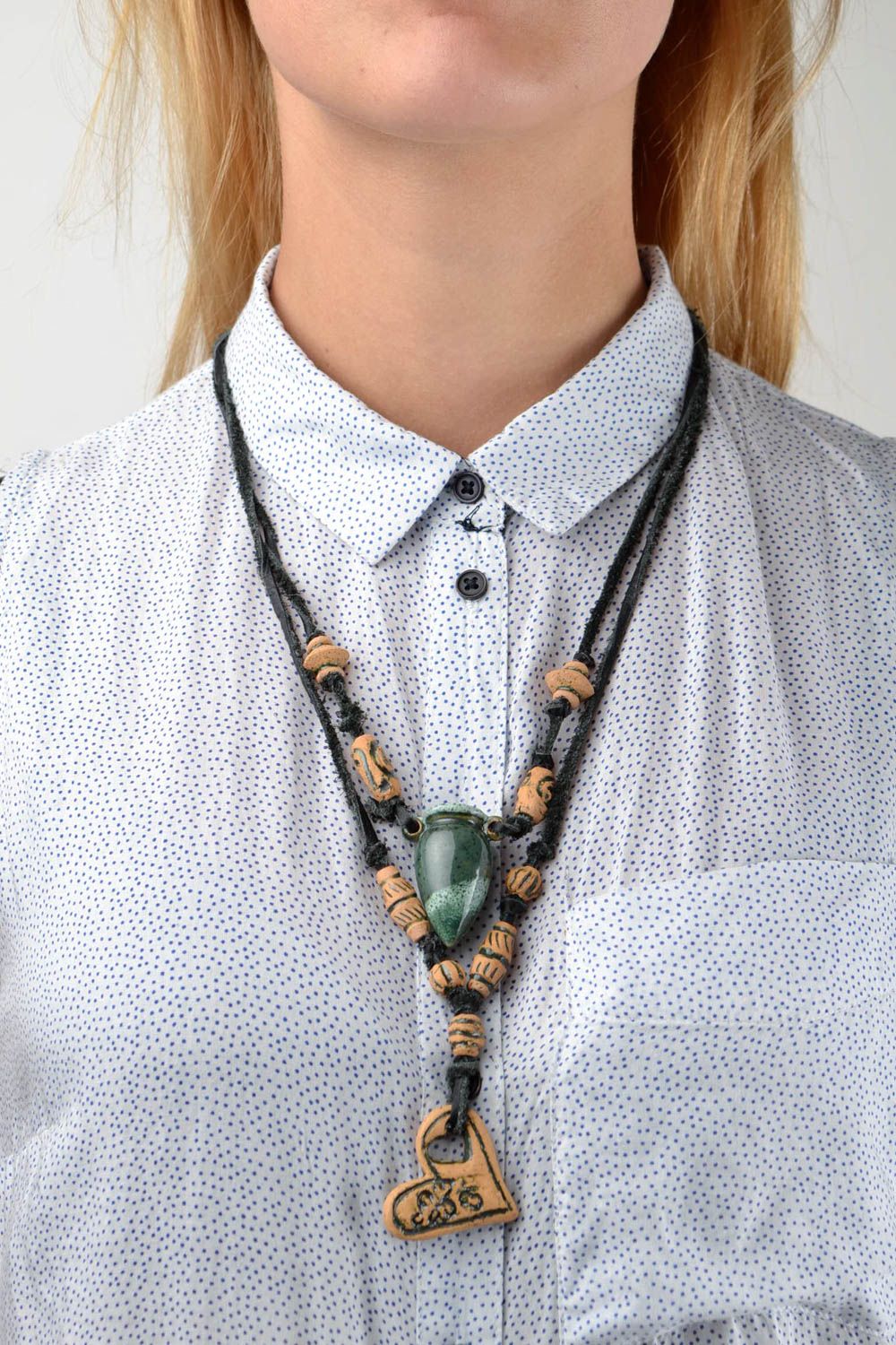 Глиняный аромакулон кулон ручной работы украшение на шею с сердечком на шнурке фото 2