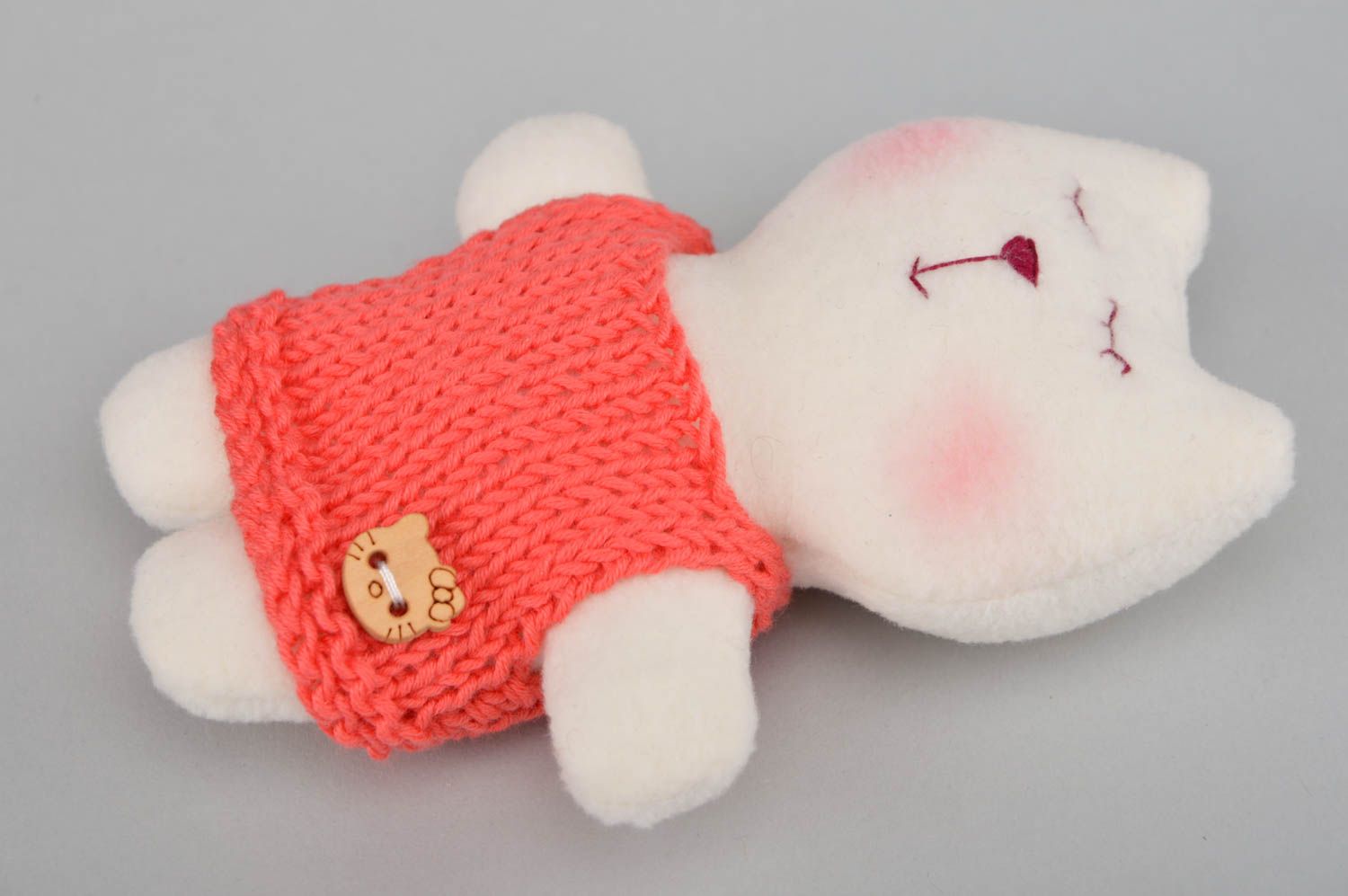 Мягкая игрушка котик ручной работы из ткани красивый в вязанной кофте детский фото 5