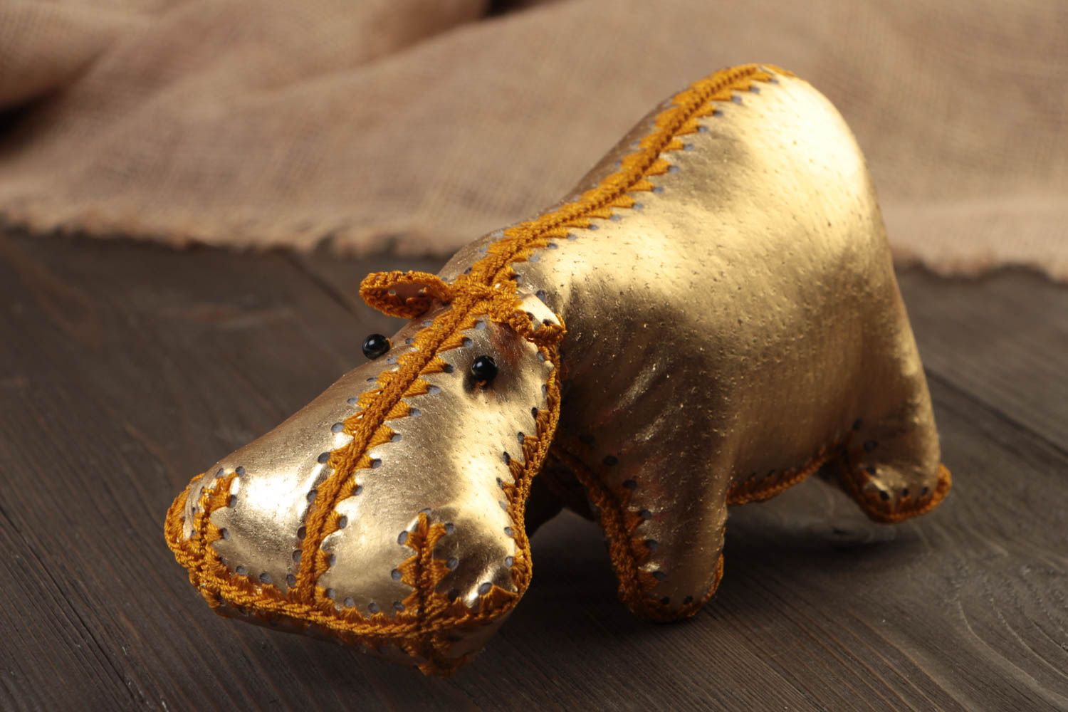 Золотистая мягкая игрушка ручной работы из кожи в виде бегемота большая красивая фото 1