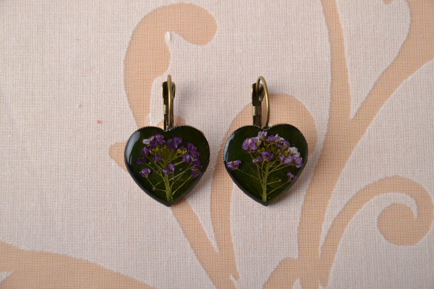 Boucles d'oreilles cœurs avec fleurs naturelles faites main photo 1