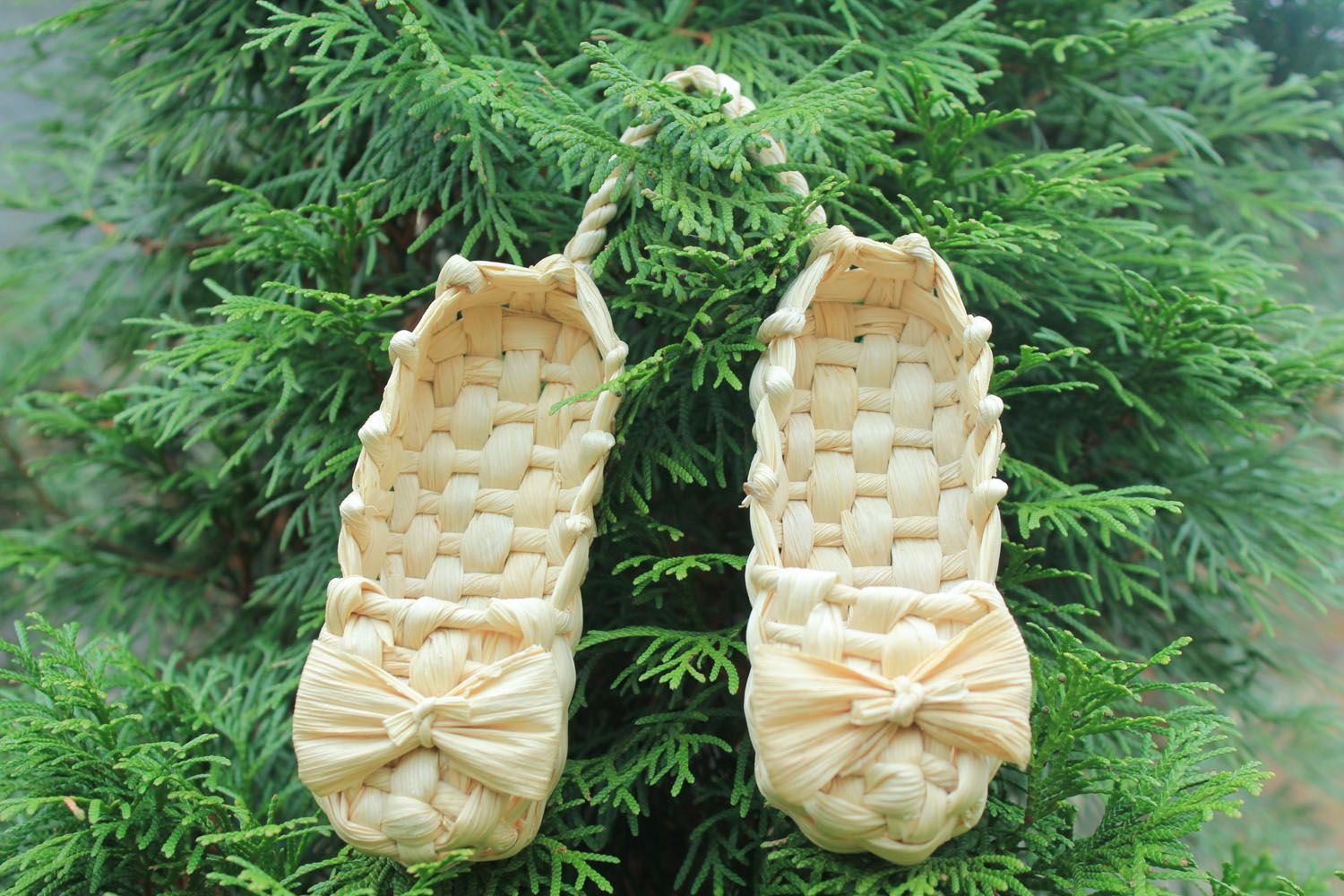 Decorative straw shoes photo 1