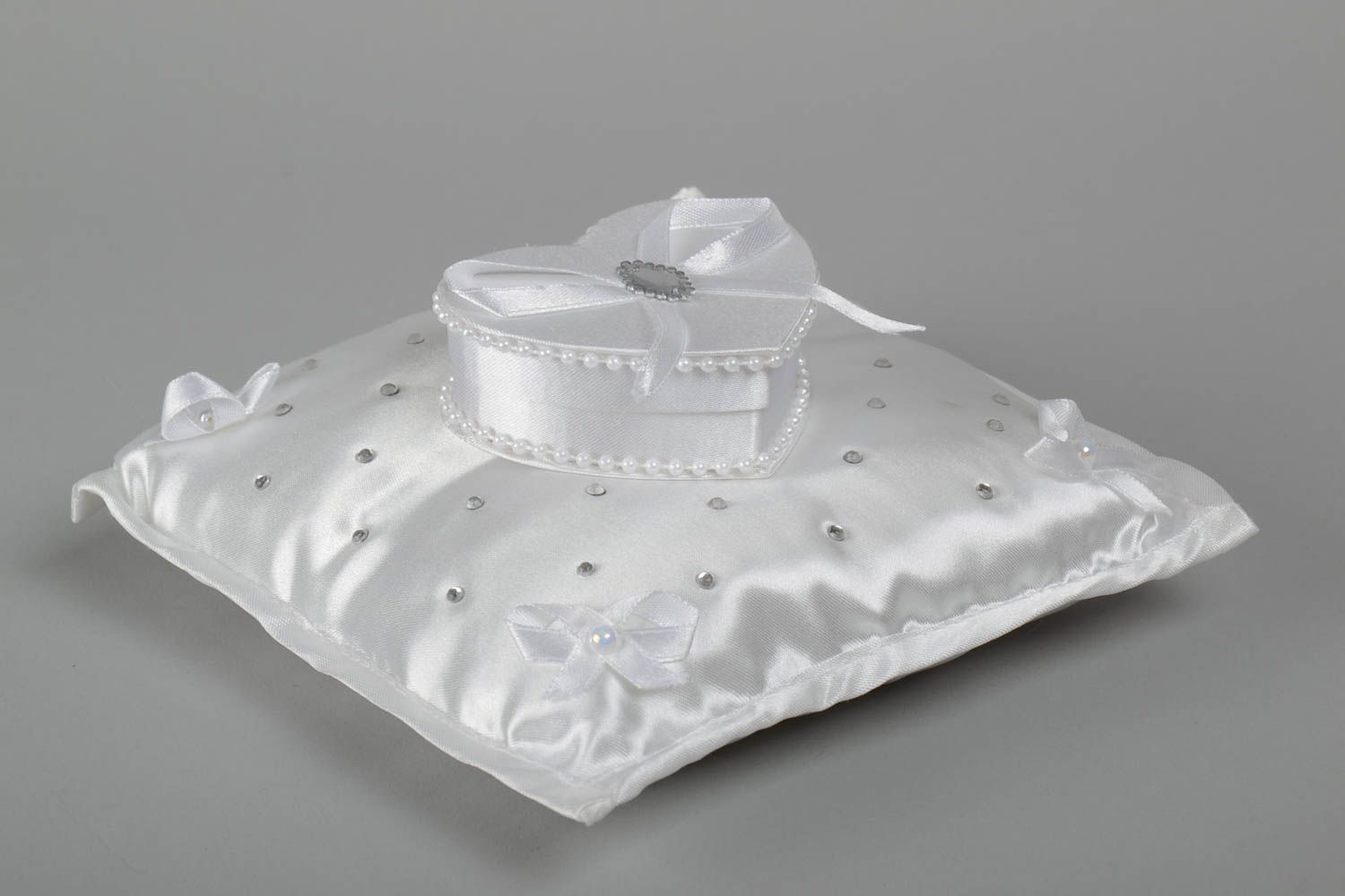 Weißes handmade Ringkissen für Hochzeit aus Atlasbändern mit Schatulle Herz  foto 2