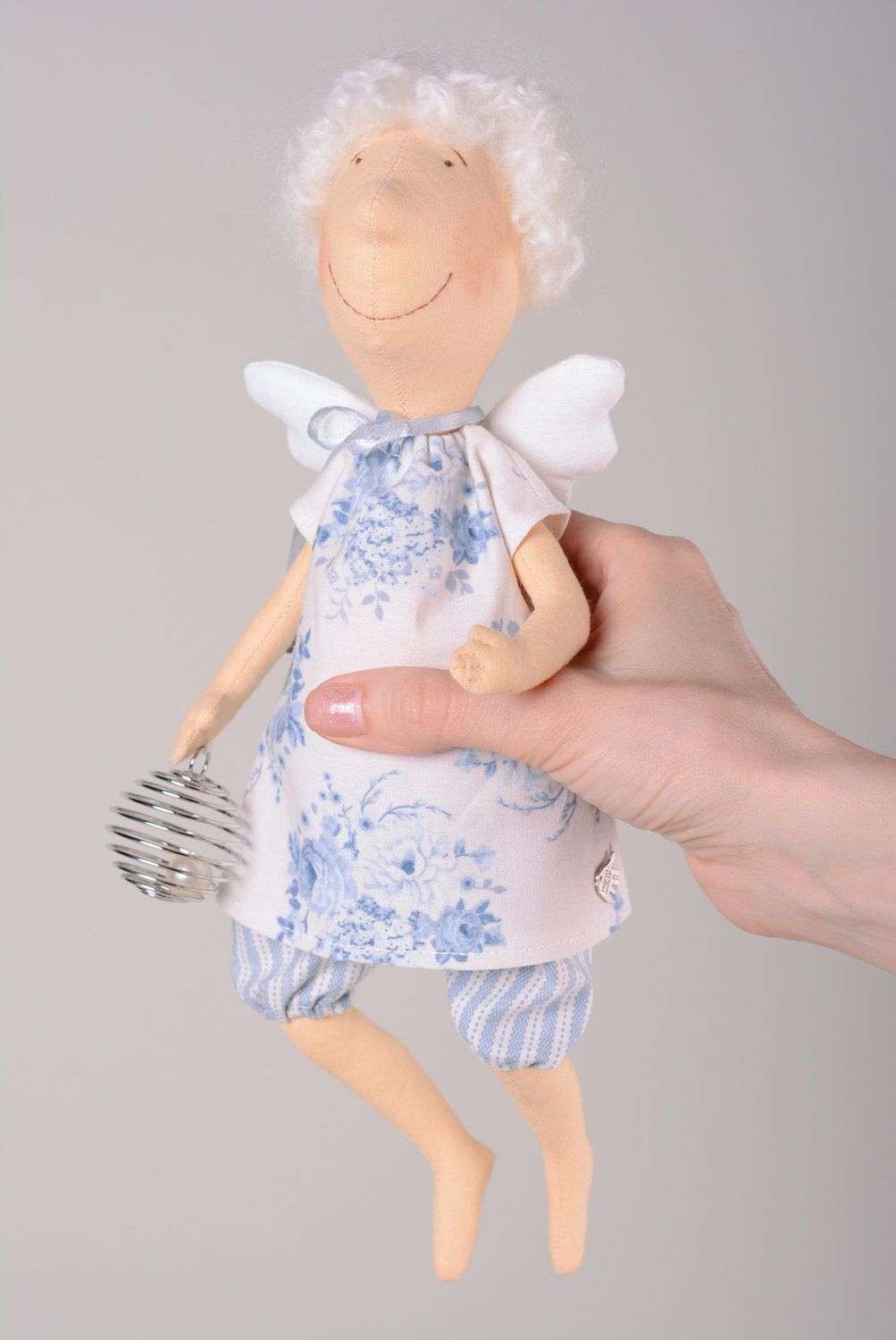 Дизайнерская мягкая игрушка из хлопка в виде ангела ручной работы красивая фото 3