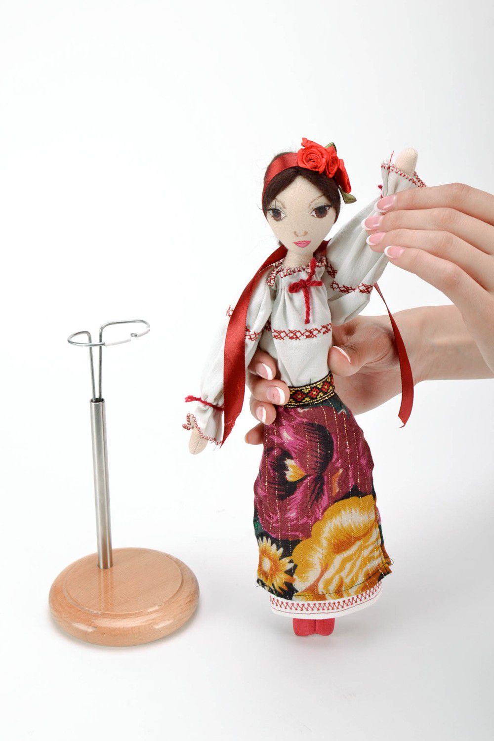 Кукла мягкая на подставке Украиночка в венке из роз фото 4
