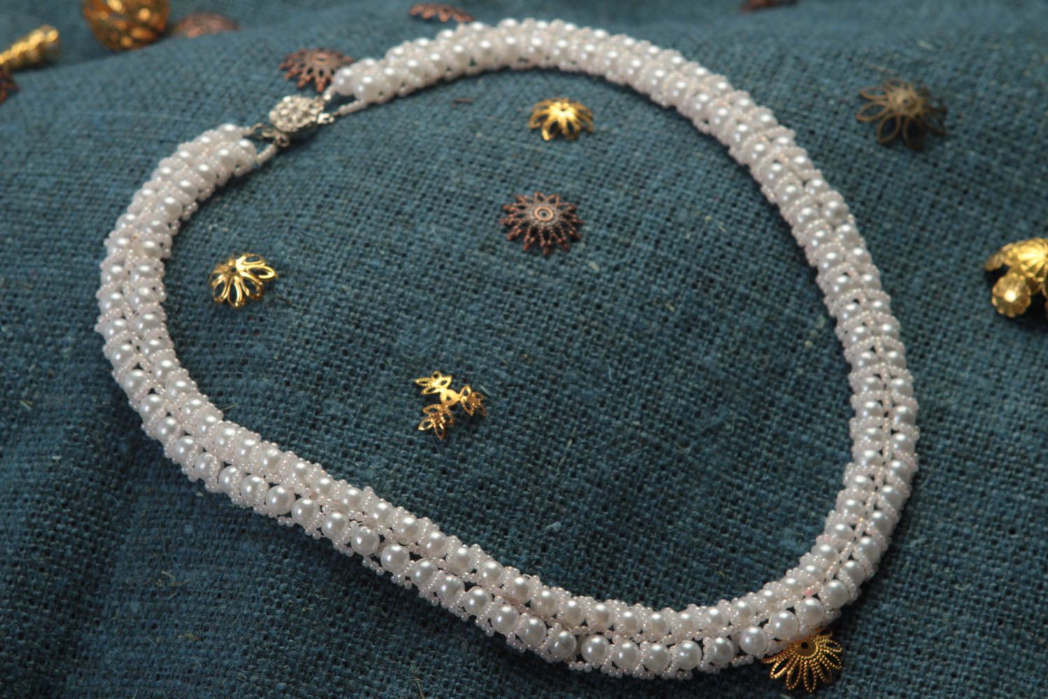 Ожерелье из бисера красивое белое с бусинами необычное нарядное ручной работы фото 1