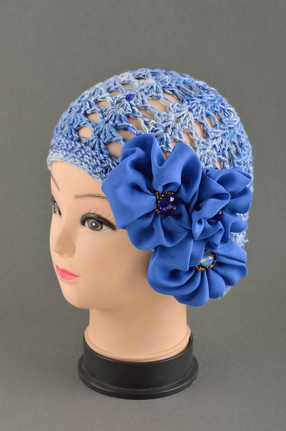 Béret au crochet fait main Chapeau tricoté avec fleurs Vêtement femme design photo 1
