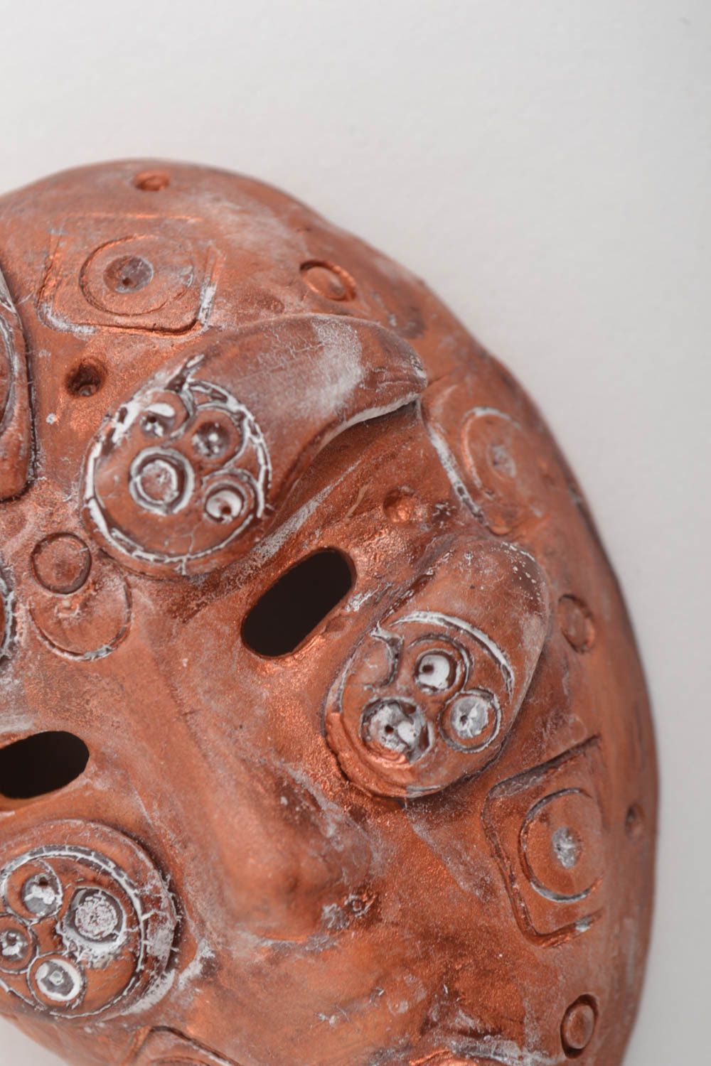 Керамическая маска декор интерьера из глины маска с росписью коричневая фото 3
