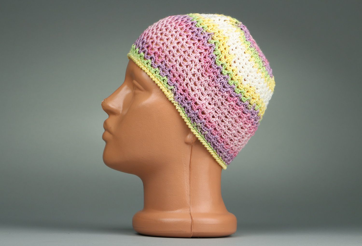 Bonnet tricoté aux couleurs lumineuses photo 3