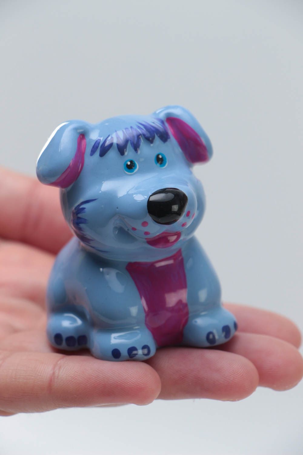 Kleine handgemachte blaue keramische Statuette Hund aus Gips für Interieur foto 5